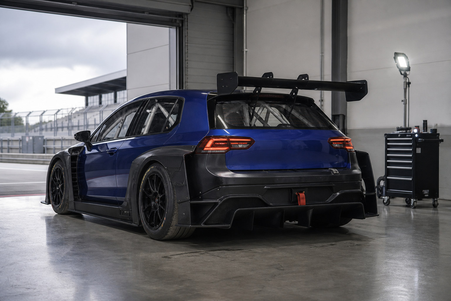 Ilustración original de la parte trasera de un compacto de resistencia en un garaje